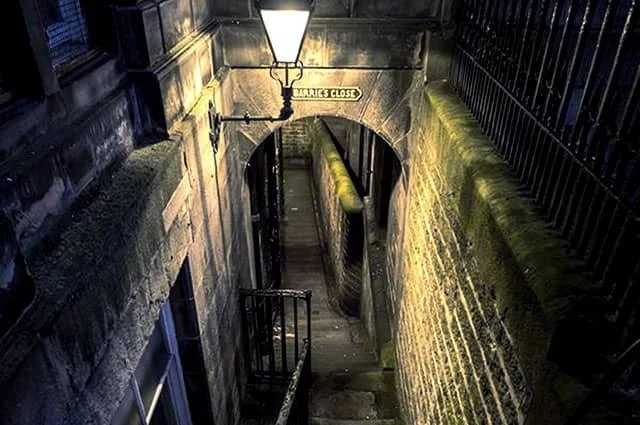 Callejón de Edimburgo durante el Free Tour de Fantasmas