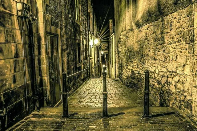 Edinburgh Old Town close during the Free Ghost Tour